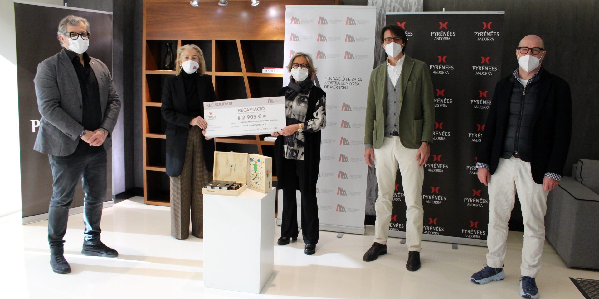 Donació del xec amb la recaptació d'Art Cru