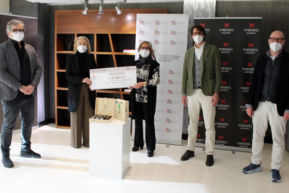 Donació del xec amb la recaptació d'Art Cru